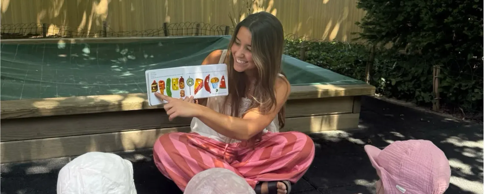 Kinder spielen im Garten der Kita Bärlis