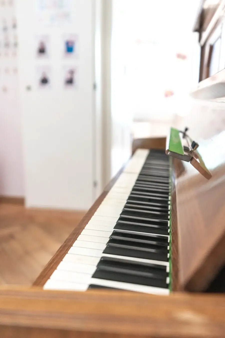 Musikecke mit Klavier in der Villa Bärlis