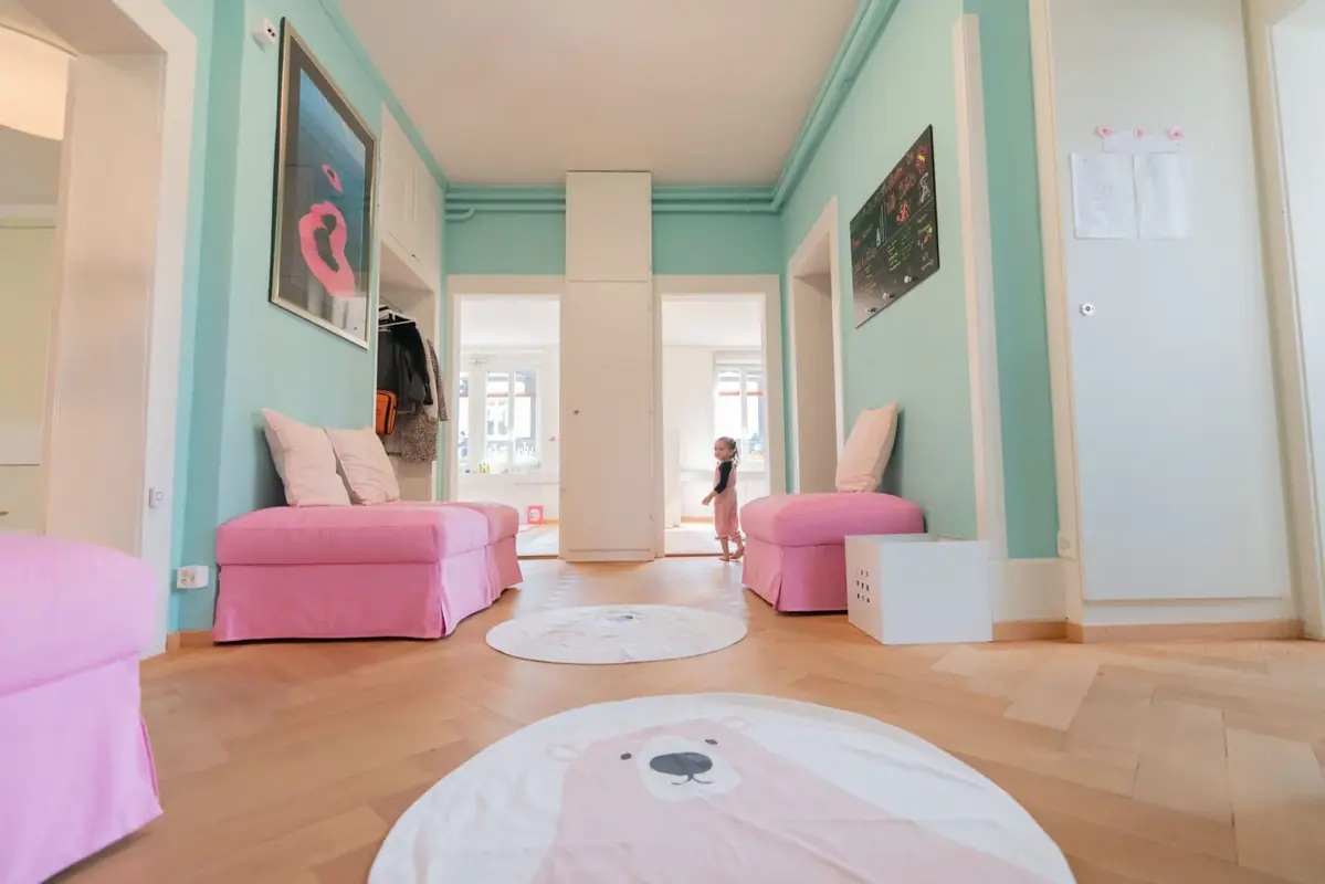 Heller Gruppenraum der Villa Bärlis mit Spielteppich
