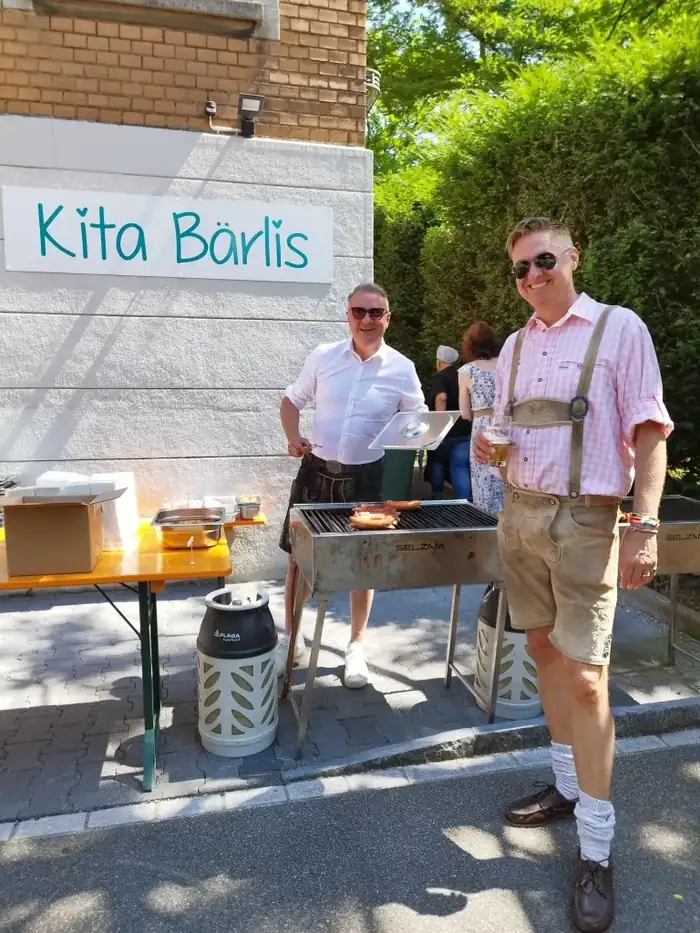 Team der Kita Bärlis am Sommerfest mit Familien