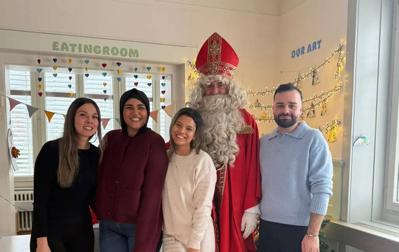 Das Team der Kita Bärlis mit dem Samichlaus im Essraum